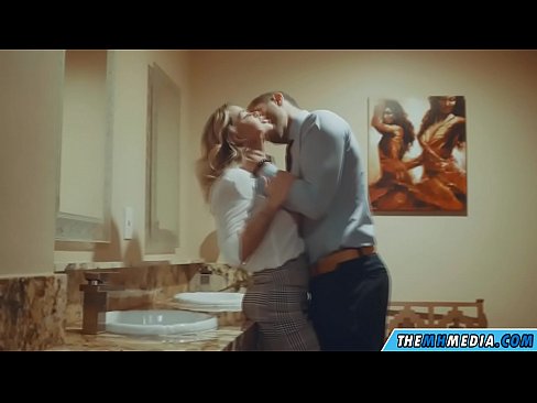 ❤️ Kui rinnakas blondiin võrgutab sind avalikus tualettruumis Porno fb at us et.pornma-com.ru